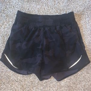 Black camo lululemon hotly hot 4" size 4